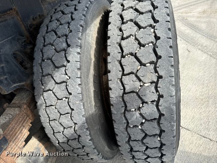 image for item EA1942 2003 International 7600 digger derrick truck