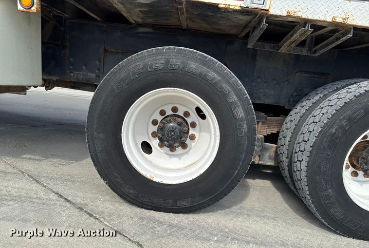 image for item EA1942 2003 International 7600 digger derrick truck