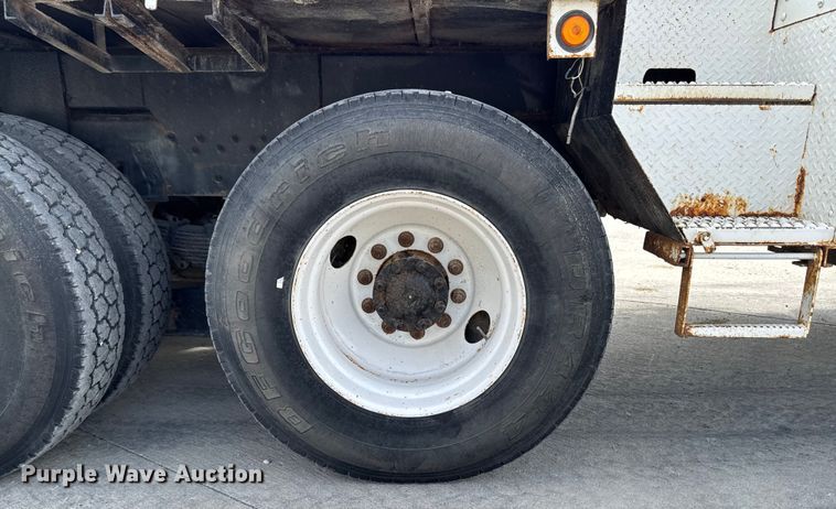 image for item EA1942 2003 International 7600 digger derrick truck