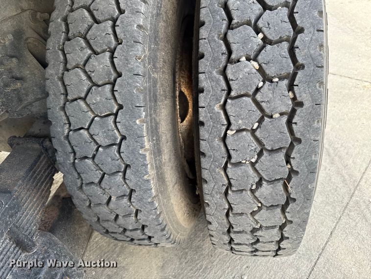 image for item EA1942 2003 International 7600 digger derrick truck