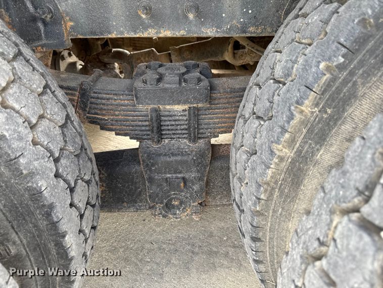 image for item EA1942 2003 International 7600 digger derrick truck