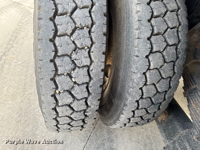 image for item EA1942 2003 International 7600 digger derrick truck