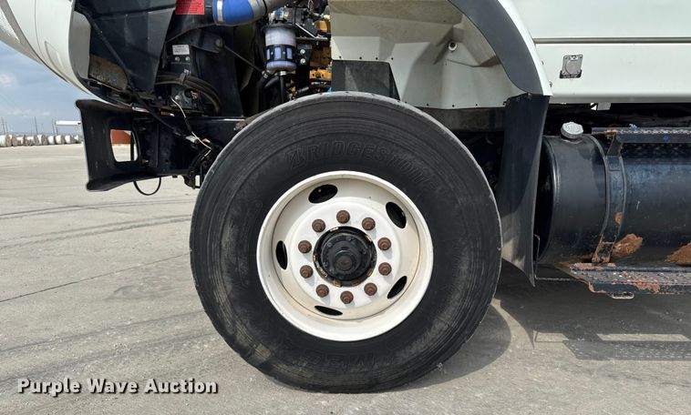 image for item EA1942 2003 International 7600 digger derrick truck