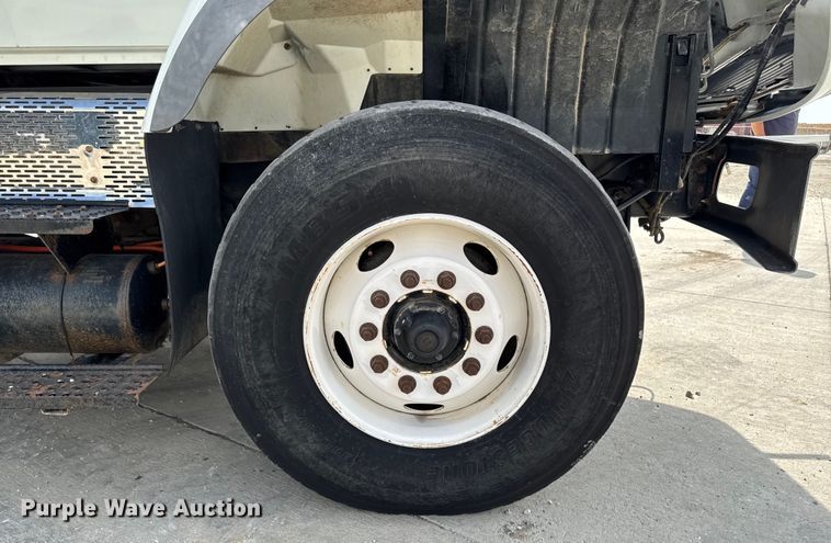 image for item EA1942 2003 International 7600 digger derrick truck