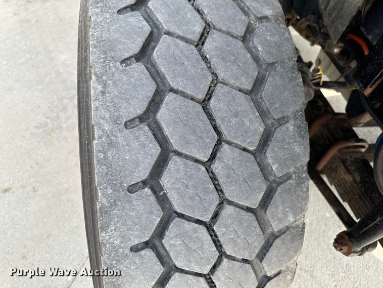 image for item EA1942 2003 International 7600 digger derrick truck