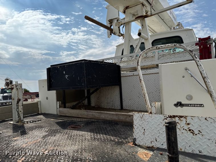 image for item EA1946 2006 Sterling L8500 digger derrick truck