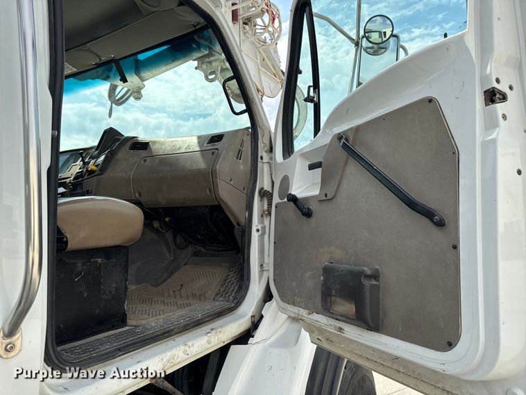 image for item EA1946 2006 Sterling L8500 digger derrick truck