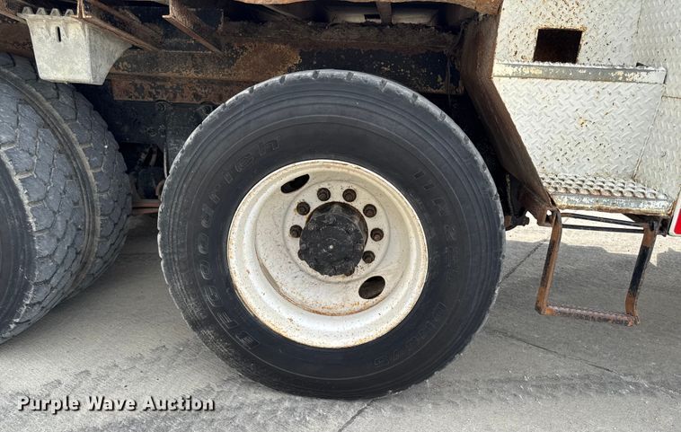 image for item EA1946 2006 Sterling L8500 digger derrick truck