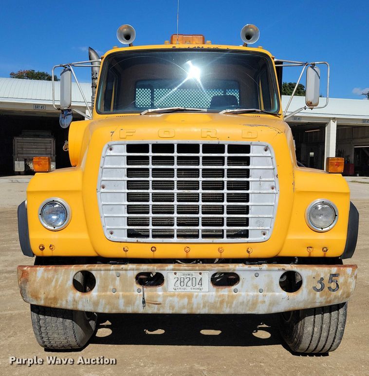 image for item EA2610 1981 Ford 9000 dump flatbed truck