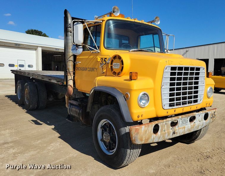 image for item EA2610 1981 Ford 9000 dump flatbed truck