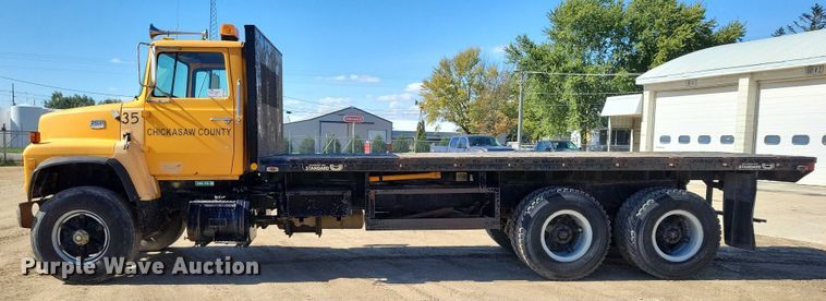 image for item EA2610 1981 Ford 9000 dump flatbed truck