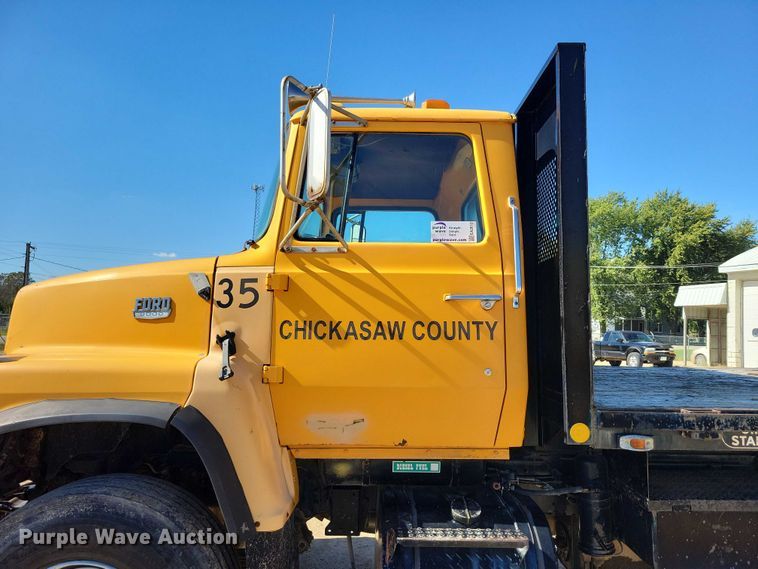 image for item EA2610 1981 Ford 9000 dump flatbed truck