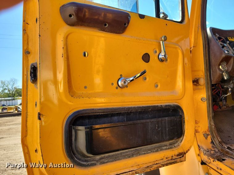 image for item EA2610 1981 Ford 9000 dump flatbed truck