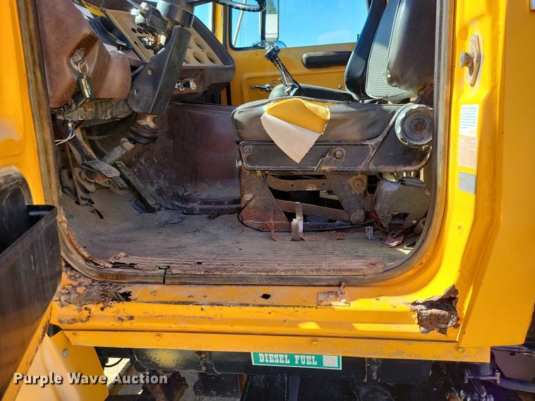 image for item EA2610 1981 Ford 9000 dump flatbed truck