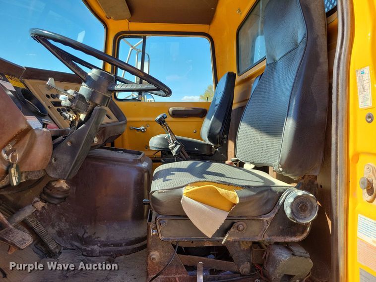 image for item EA2610 1981 Ford 9000 dump flatbed truck