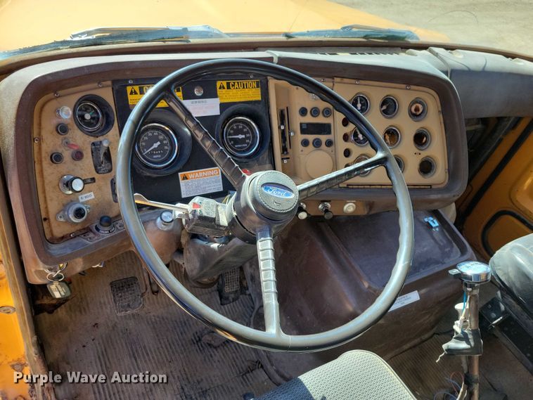 image for item EA2610 1981 Ford 9000 dump flatbed truck