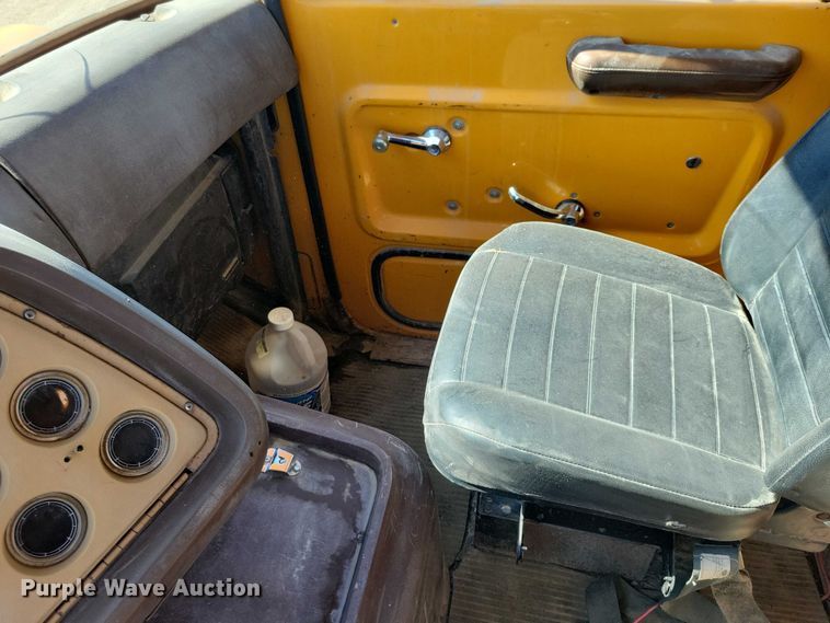 image for item EA2610 1981 Ford 9000 dump flatbed truck