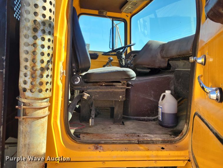 image for item EA2610 1981 Ford 9000 dump flatbed truck