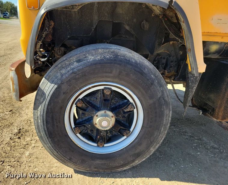 image for item EA2610 1981 Ford 9000 dump flatbed truck