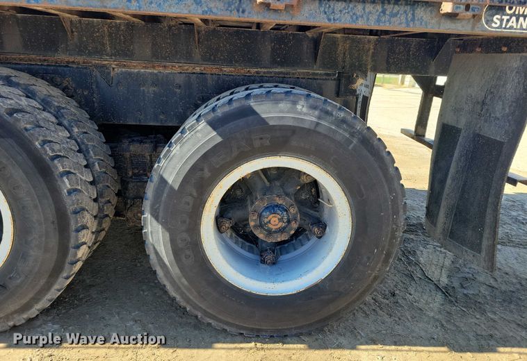 image for item EA2610 1981 Ford 9000 dump flatbed truck