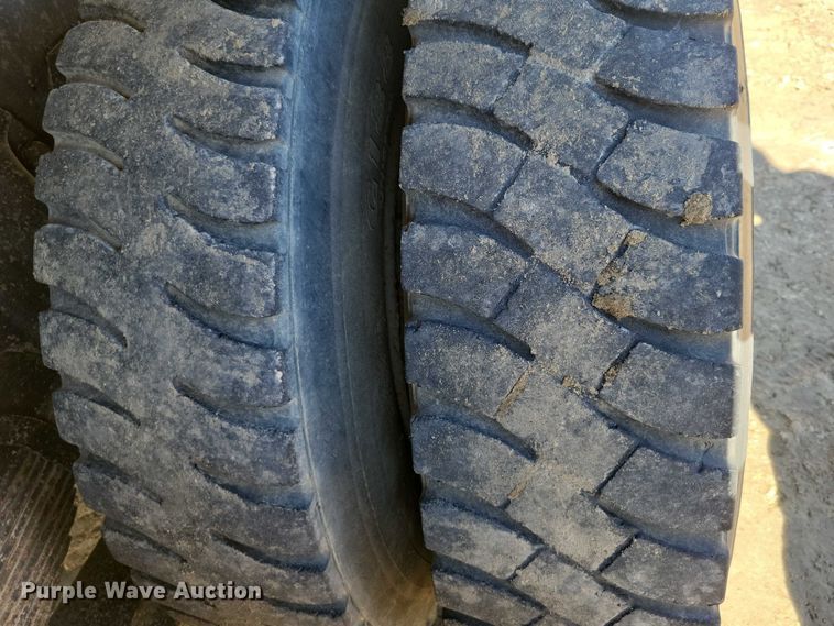 image for item EA2610 1981 Ford 9000 dump flatbed truck