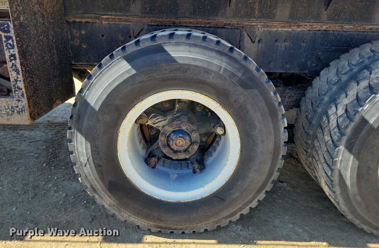 image for item EA2610 1981 Ford 9000 dump flatbed truck