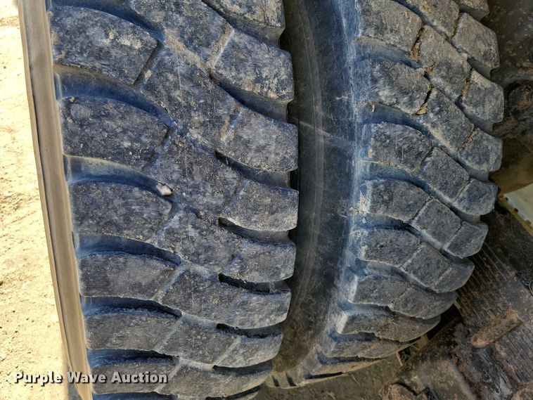 image for item EA2610 1981 Ford 9000 dump flatbed truck