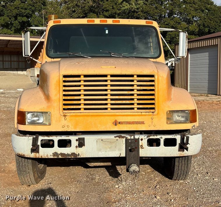 image for item ED2282 1990 International 4900 oil distributor truck