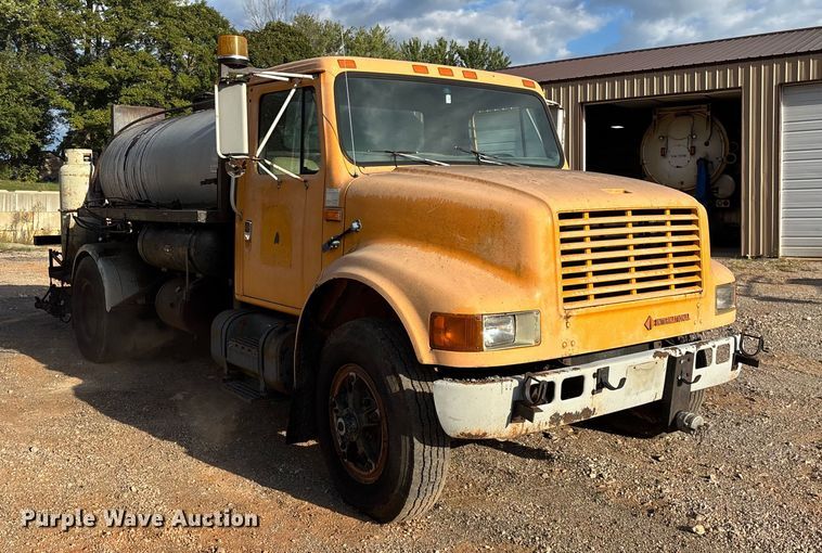 image for item ED2282 1990 International 4900 oil distributor truck