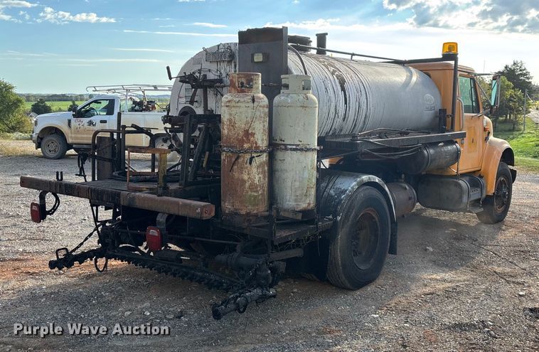 image for item ED2282 1990 International 4900 oil distributor truck