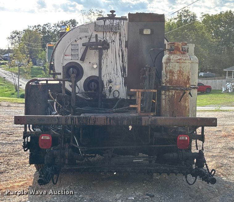 image for item ED2282 1990 International 4900 oil distributor truck