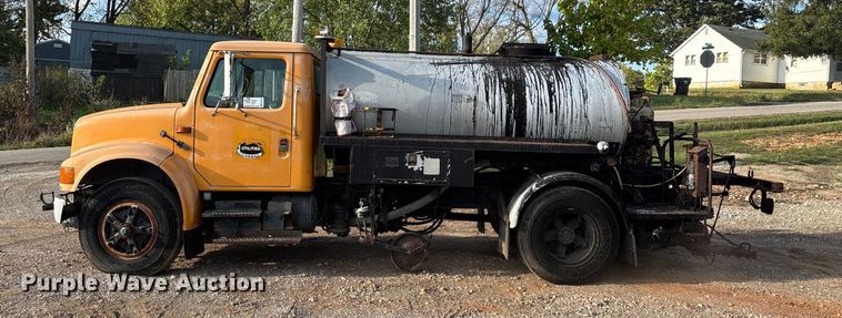 image for item ED2282 1990 International 4900 oil distributor truck