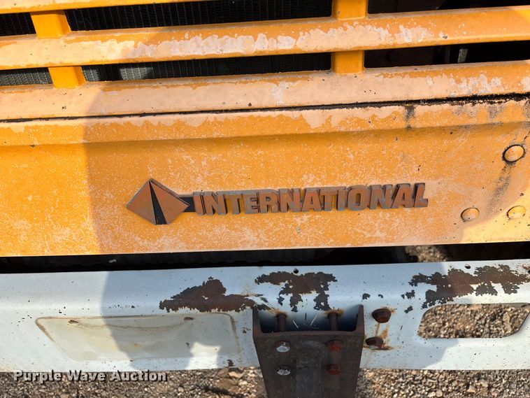 image for item ED2282 1990 International 4900 oil distributor truck