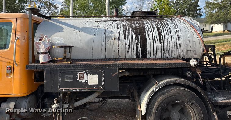 image for item ED2282 1990 International 4900 oil distributor truck