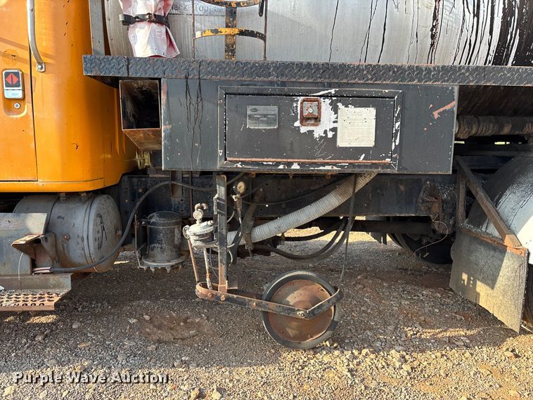 image for item ED2282 1990 International 4900 oil distributor truck