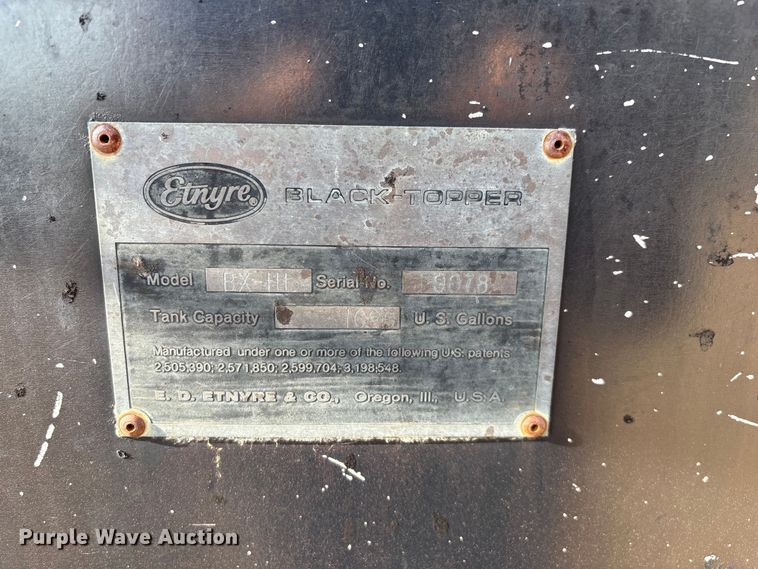 image for item ED2282 1990 International 4900 oil distributor truck