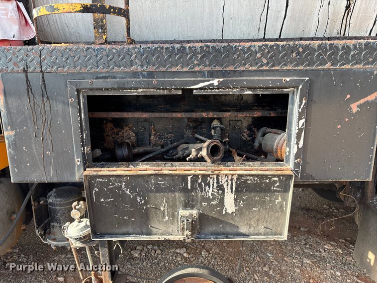 image for item ED2282 1990 International 4900 oil distributor truck