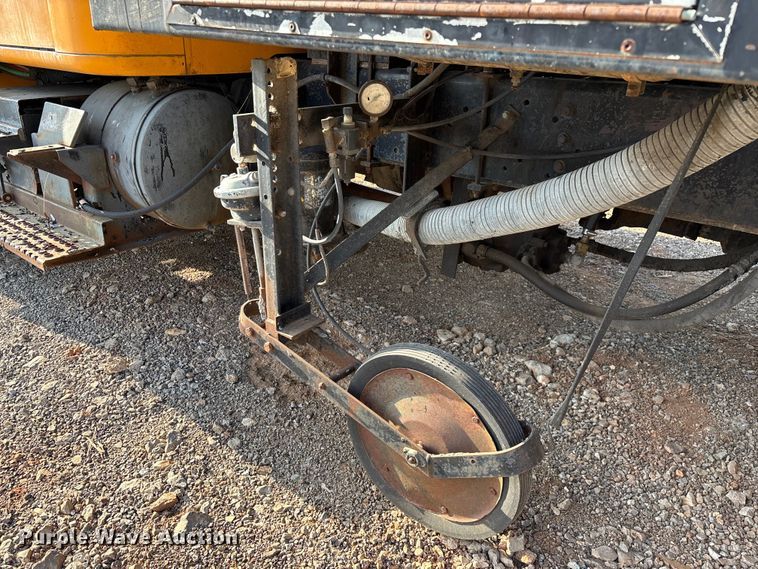 image for item ED2282 1990 International 4900 oil distributor truck