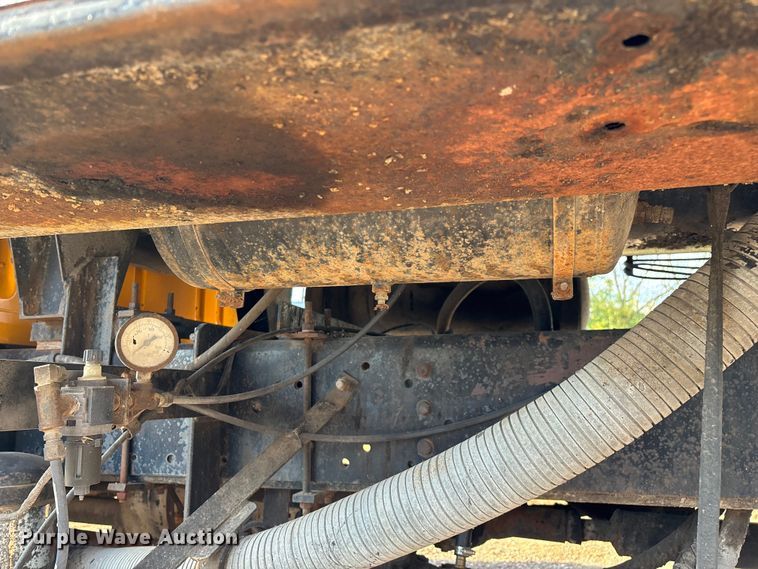 image for item ED2282 1990 International 4900 oil distributor truck