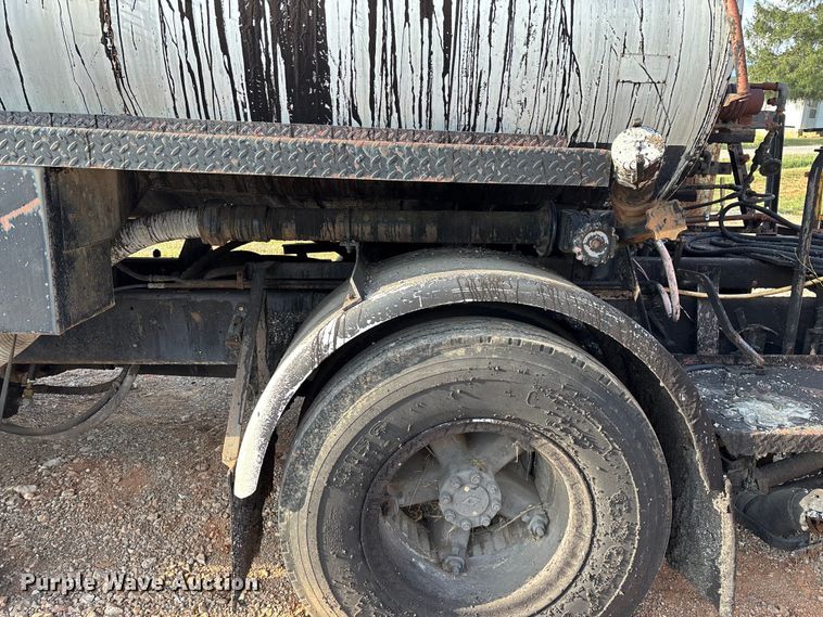 image for item ED2282 1990 International 4900 oil distributor truck