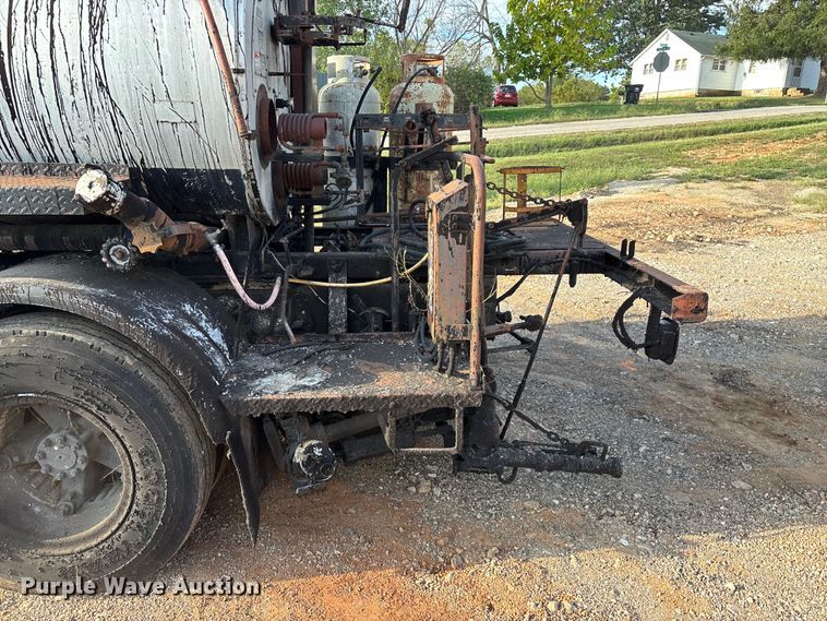 image for item ED2282 1990 International 4900 oil distributor truck