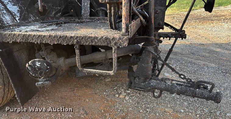 image for item ED2282 1990 International 4900 oil distributor truck