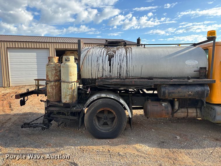 image for item ED2282 1990 International 4900 oil distributor truck