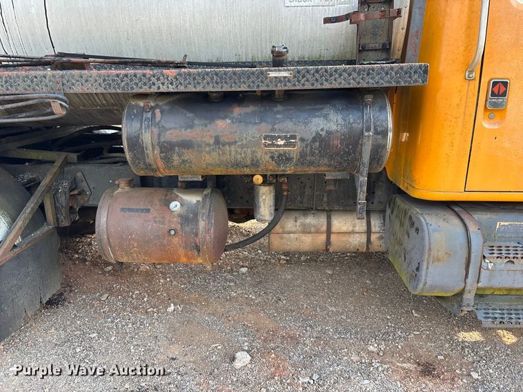 image for item ED2282 1990 International 4900 oil distributor truck