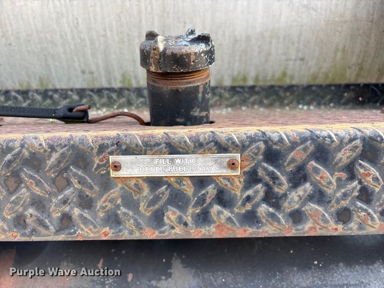 image for item ED2282 1990 International 4900 oil distributor truck