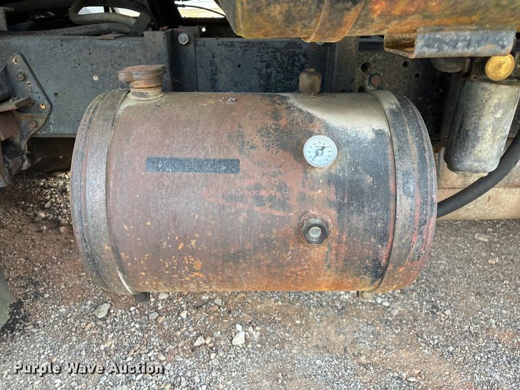 image for item ED2282 1990 International 4900 oil distributor truck