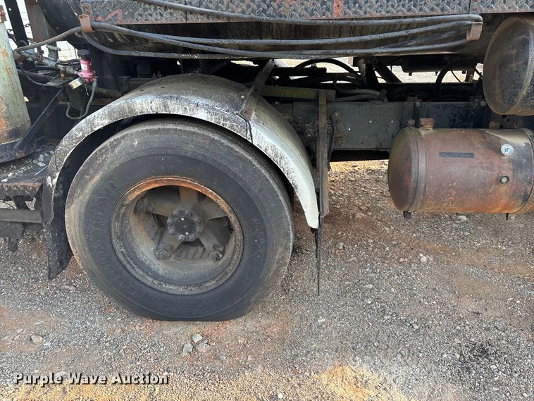 image for item ED2282 1990 International 4900 oil distributor truck