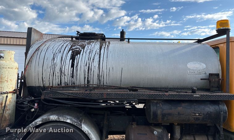 image for item ED2282 1990 International 4900 oil distributor truck