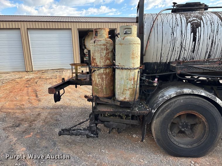 image for item ED2282 1990 International 4900 oil distributor truck