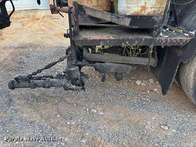 image for item ED2282 1990 International 4900 oil distributor truck